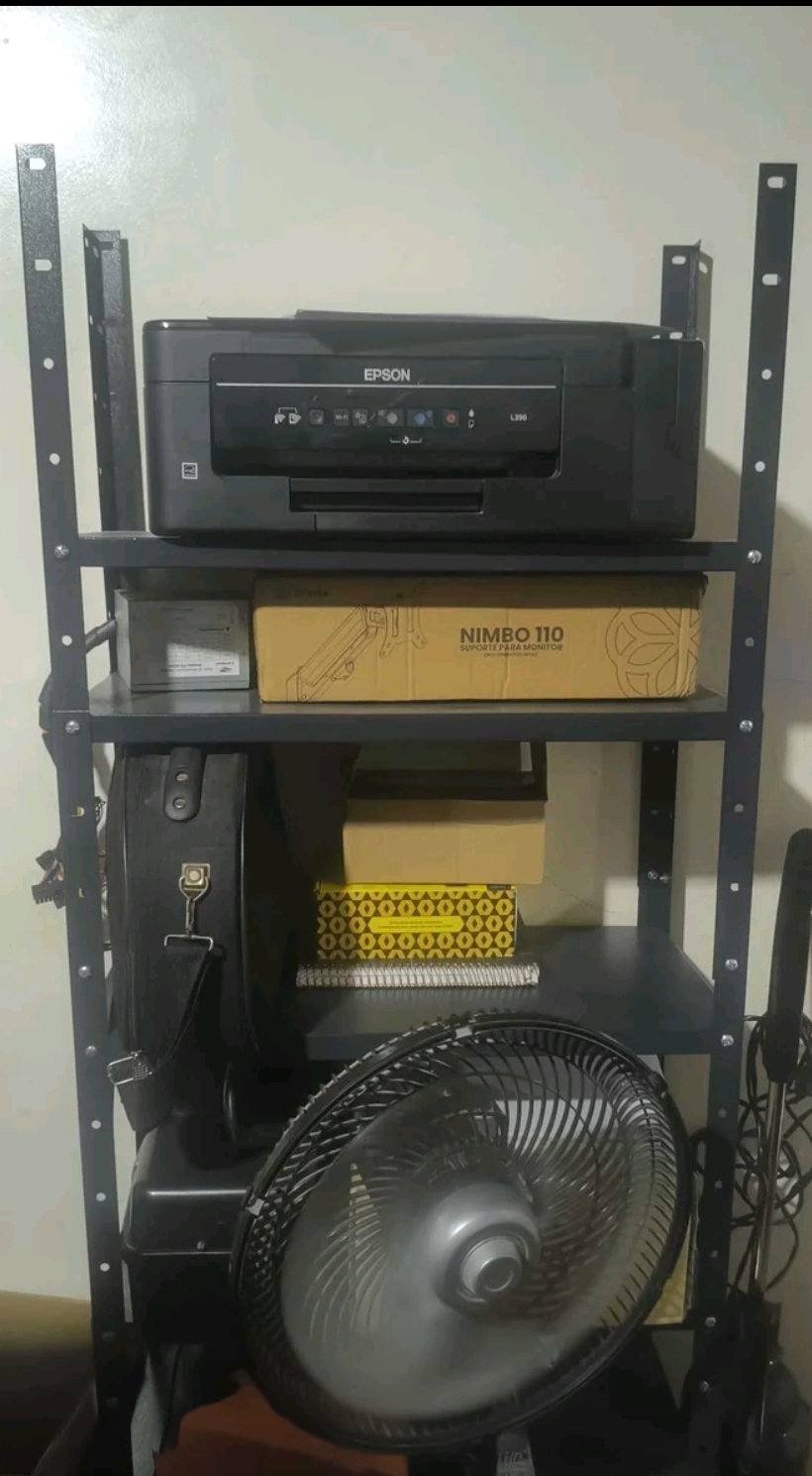 Estante organizando materiais