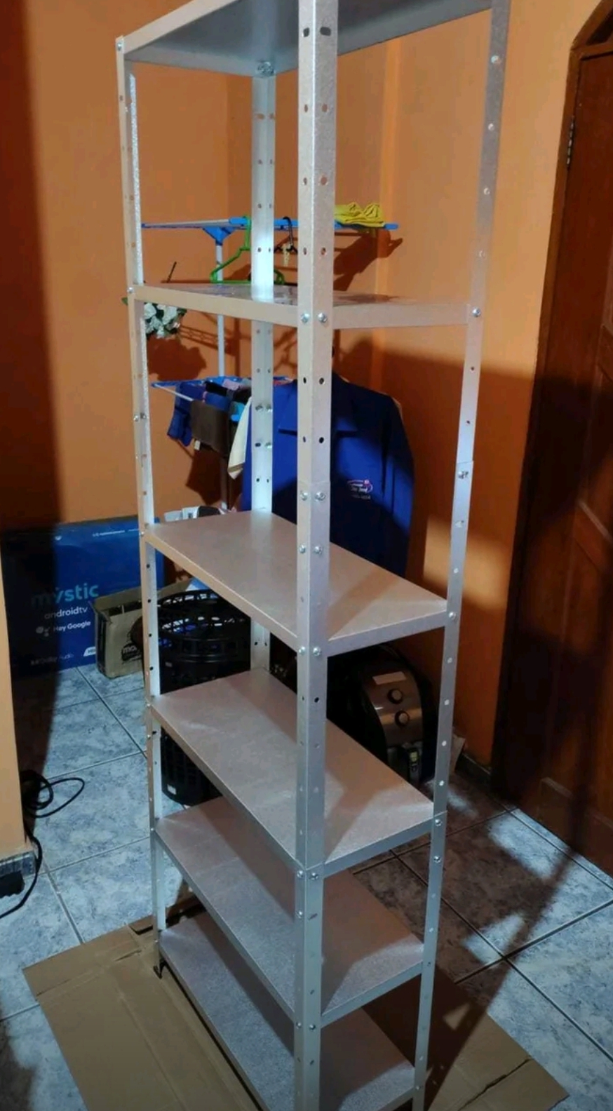 Detalhe da estante de aço
